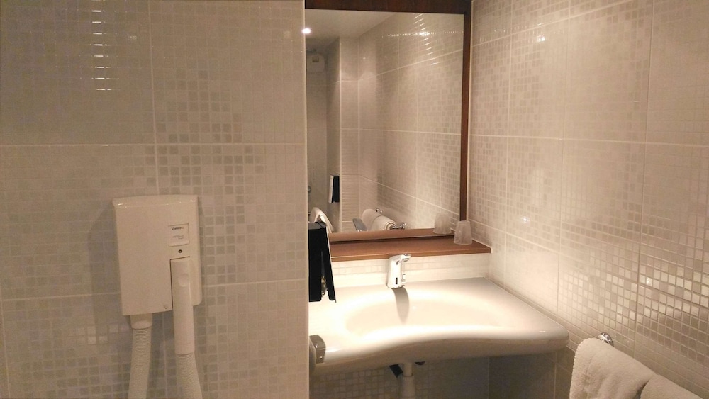 Standard Room, Multiple Beds - Photo 11