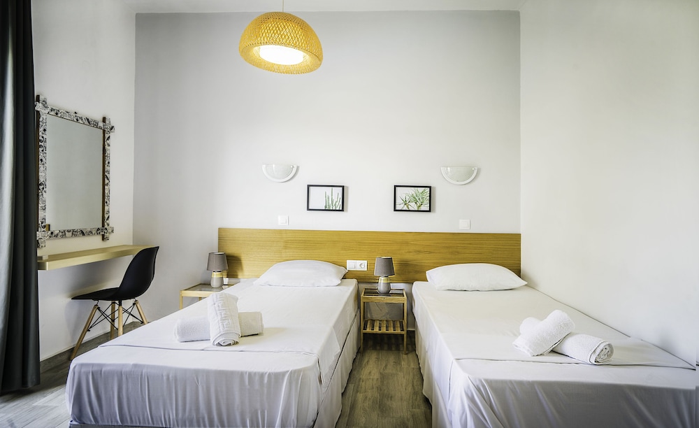 Basic Double or Twin Room, Partial Sea View photo 2