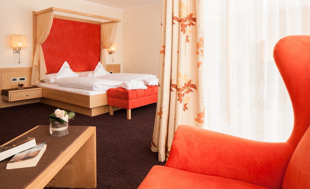 Deluxe Suite, Jetted Tub