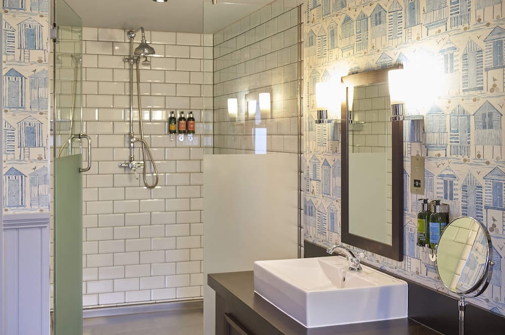Signature Suite - Photo 6