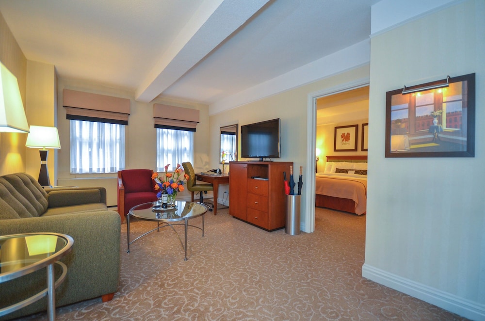 Elite Suite,1 Queen Bed, One-bedroom Apartment with Separate but adjoining Living Space and Sofa Bed