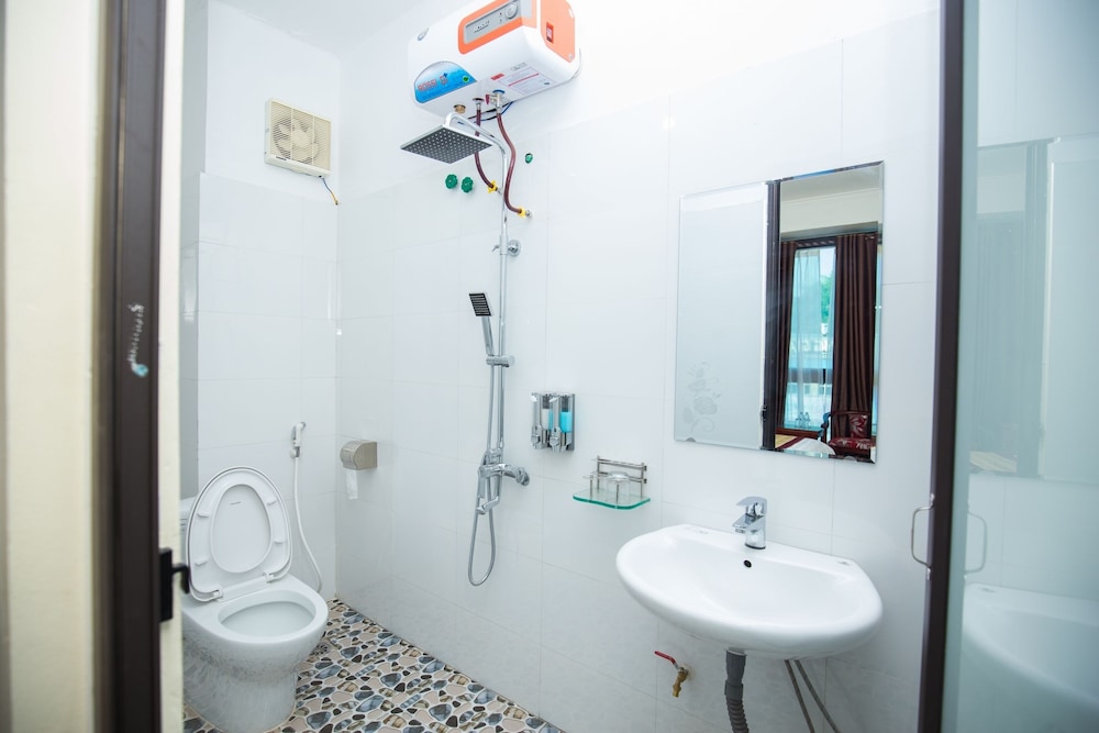 Standard Triple Room, City View photo 3
