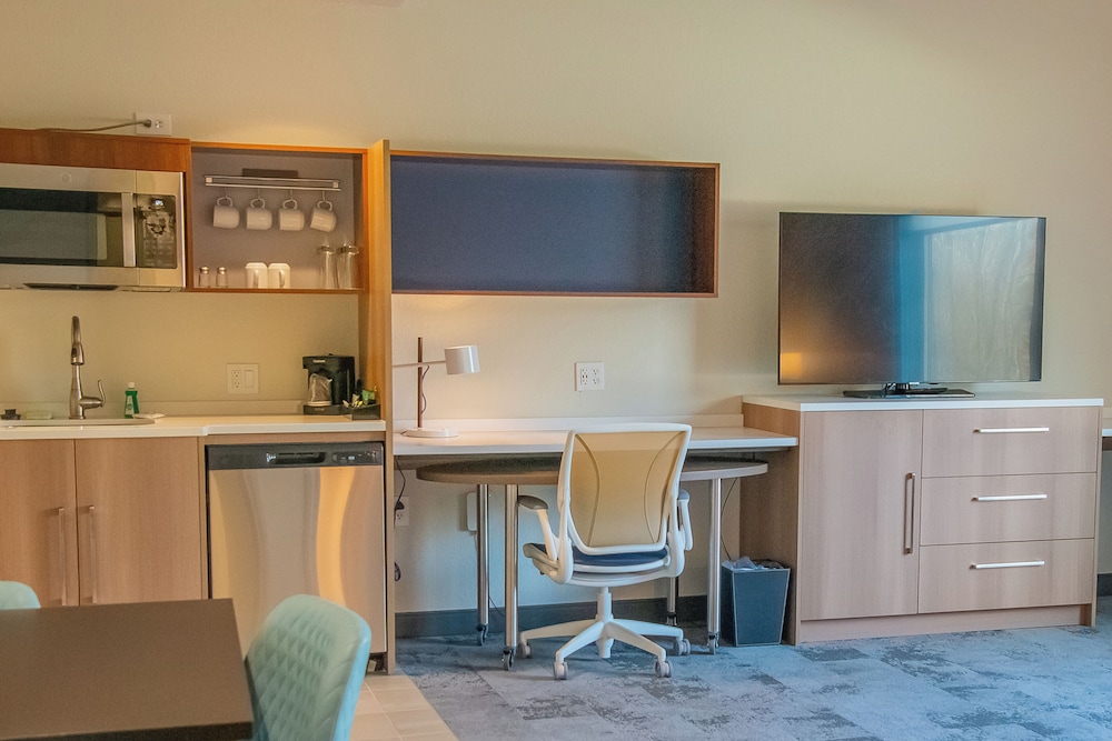 Suite, 1 King Bed, Accessible, Bathtub - Photo 3