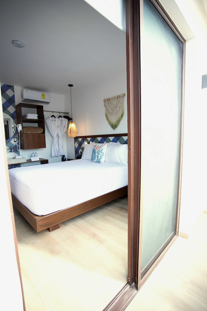 Superior Room, 1 Queen Bed, Balcony, City View - Photo 4