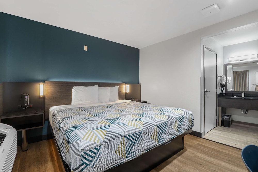 Standard Room, 1 King Bed, Non Smoking, Refrigerator & Microwave - Photo 4