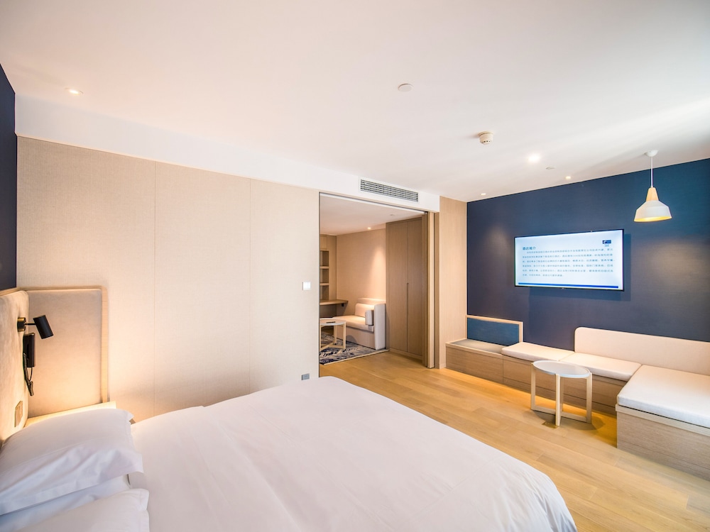 Suite, 1 King Bed, City View
