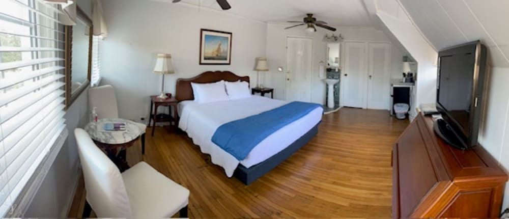Comfort Room, 1 King Bed (Room 6)