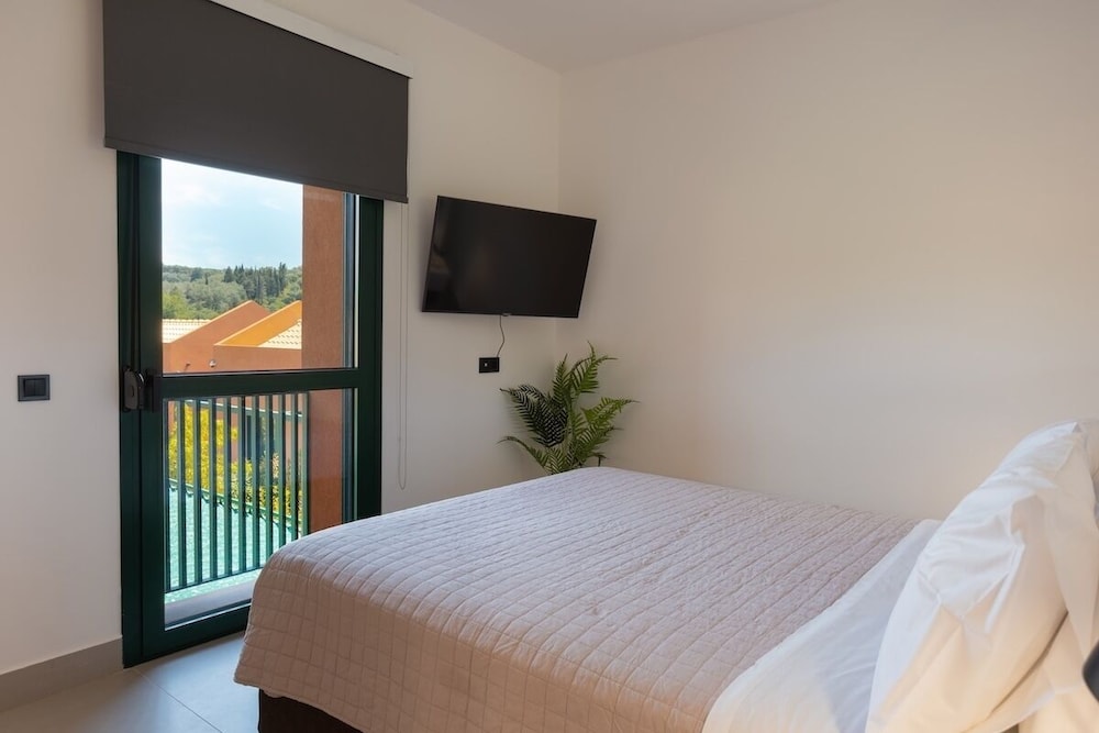Superior Studio Suite, Pool View