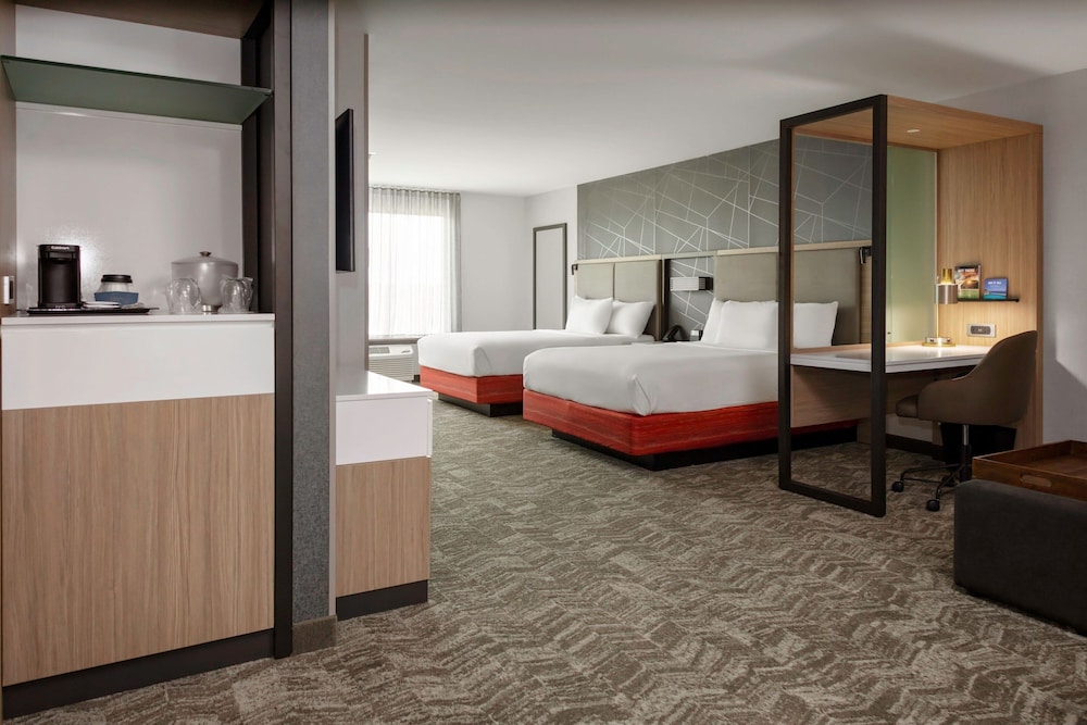Suite, 2 Queen Beds (Mobility Accessible, Tub) photo 2