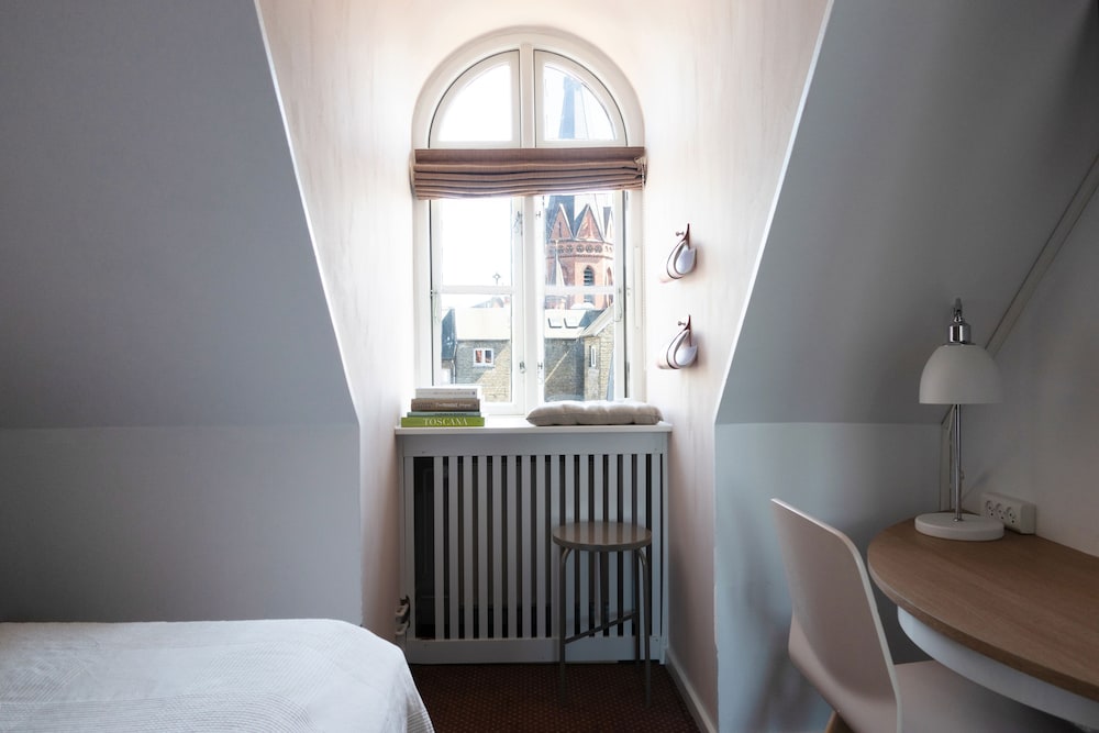 Standard Double Room, 1 Queen Bed, Non Smoking, Courtyard View (Medium)
