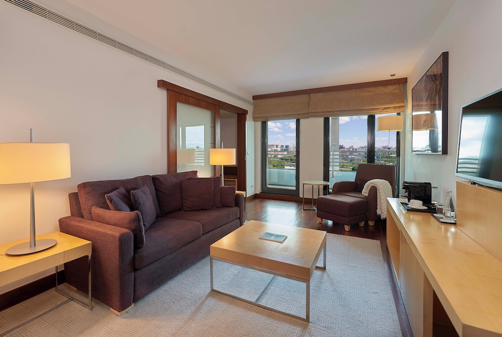 Deluxe Suite, City View thumbnail 6