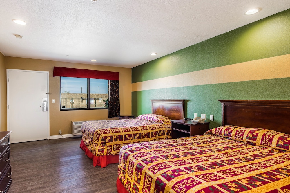 Standard Room, 2 Queen Beds photo 3