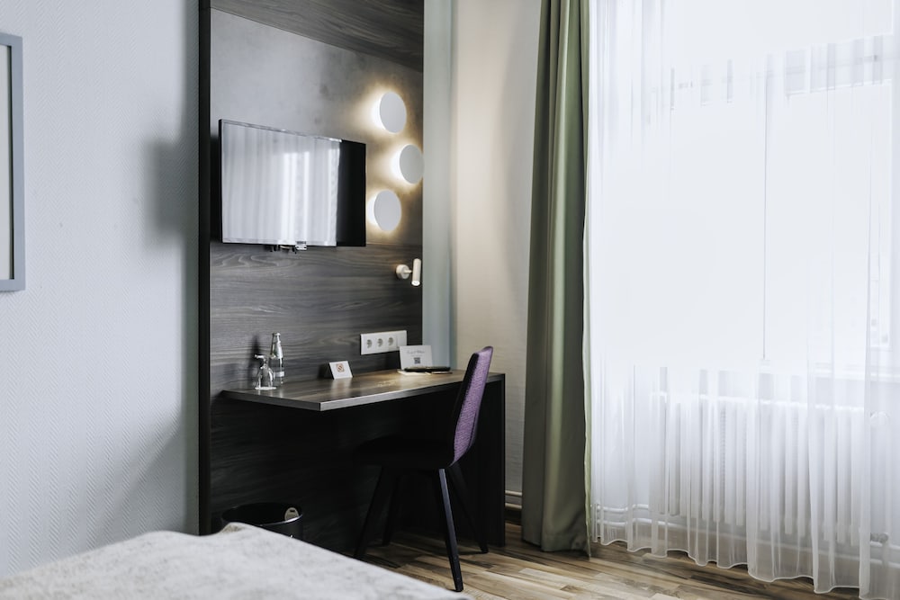 Standard Room, 1 King Bed, City View photo 3