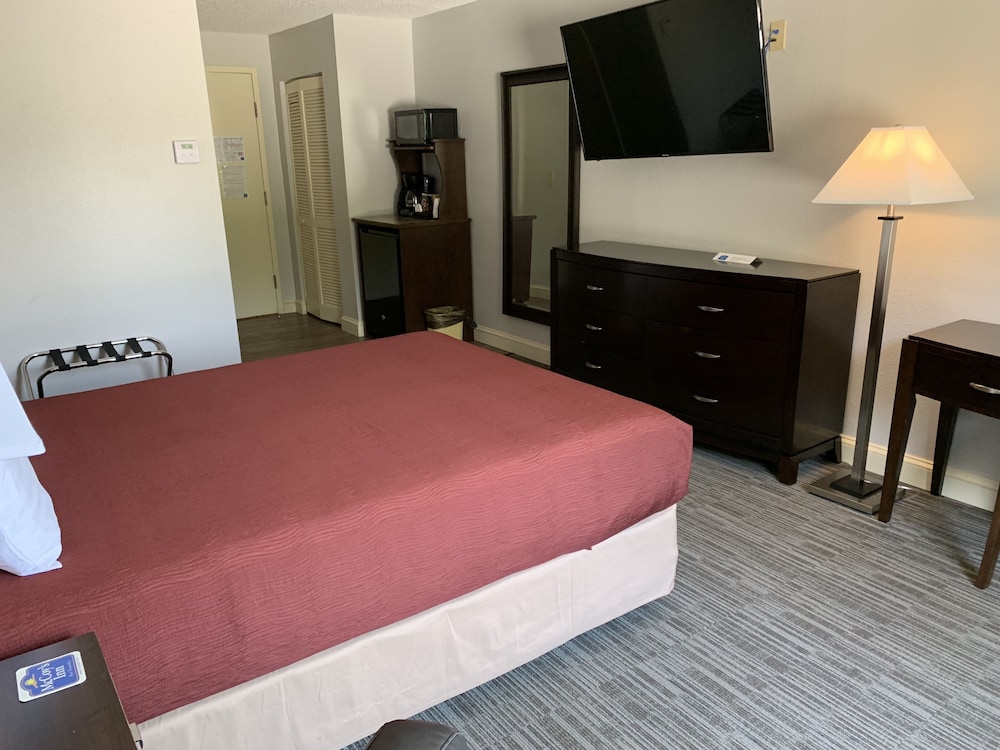 Standard Room, 1 Queen Bed photo 2