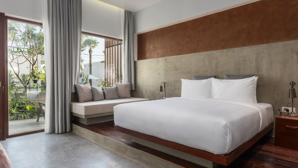 Deluxe King Room Free Laundry + Daily 90Min Massage + Mini Bar + Round Trips Airport Transfers - Photo 7