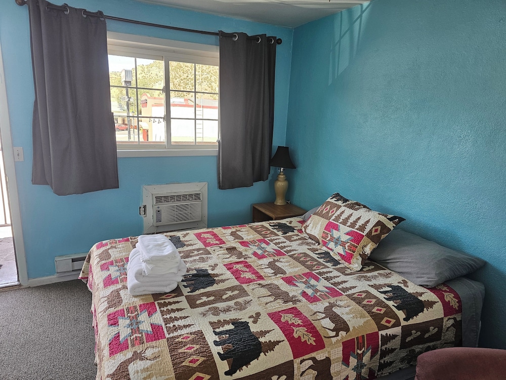 Economy Twin Room, 1 Queen Bed photo 1