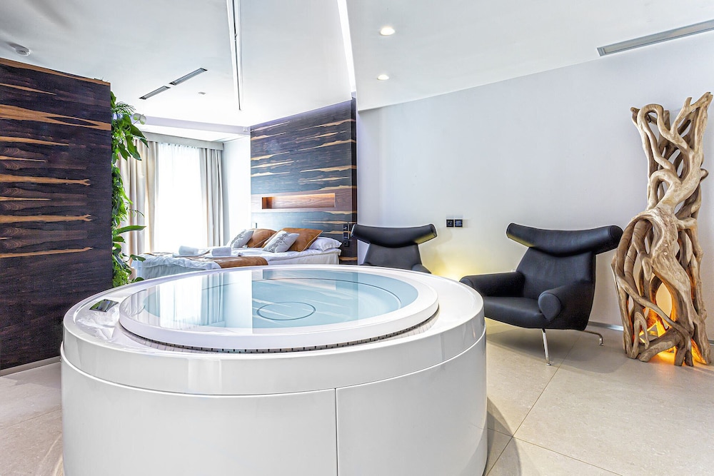 Romantic Suite, 1 King Bed, Jetted Tub
