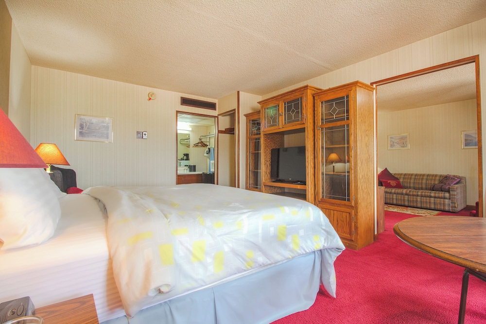 Suite, 1 King Bed - Photo 3