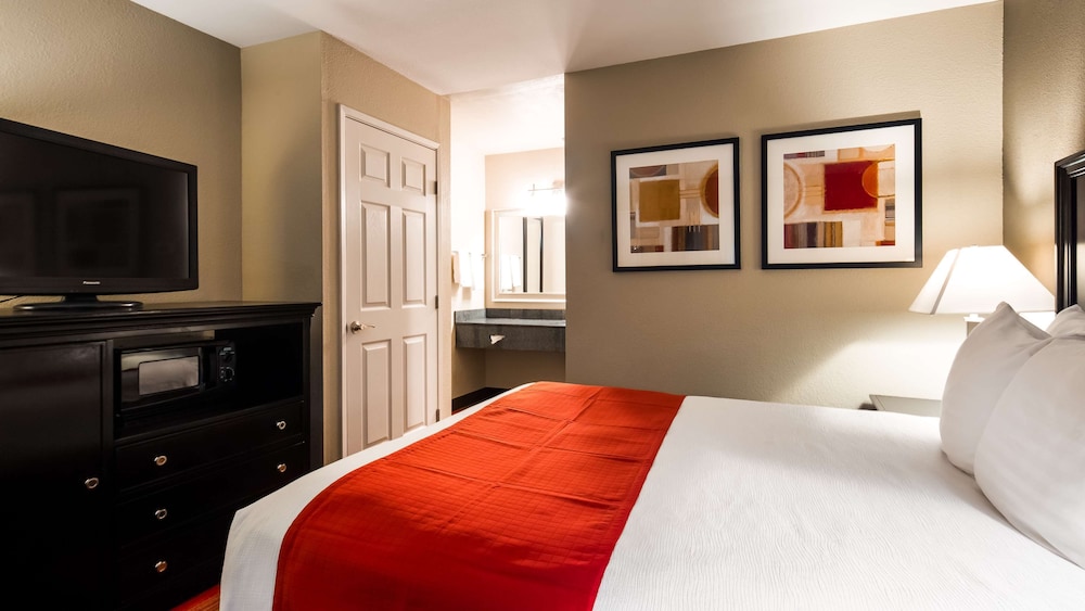 Standard Room, 1 Queen Bed, Non Smoking, Refrigerator & Microwave - Photo 1