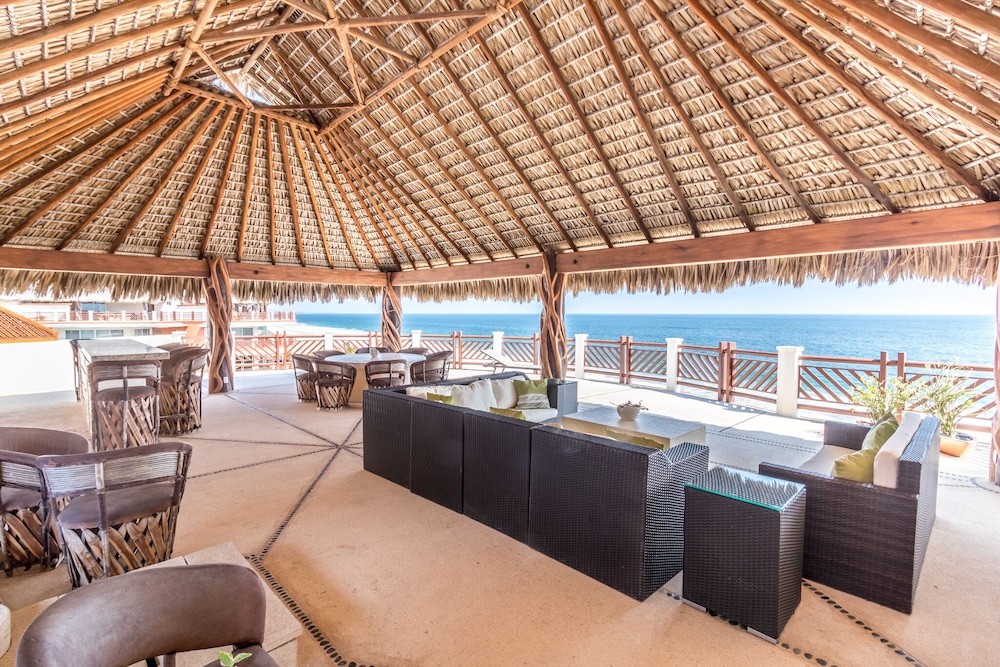 Penthouse, 4 Bedrooms, Oceanfront photo 1