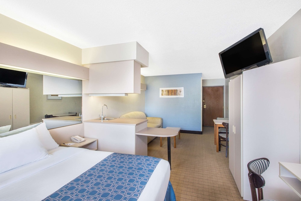 Suite, 1 Queen Bed, Non Smoking - Photo 2