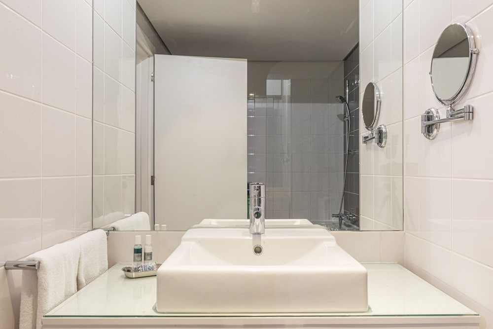 Apartment, 2 Bedrooms, Pool View - Photo 5