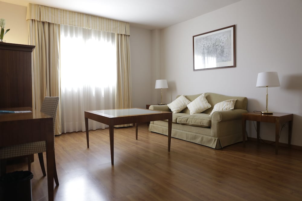 Junior Suite (Single Use) - Photo 13