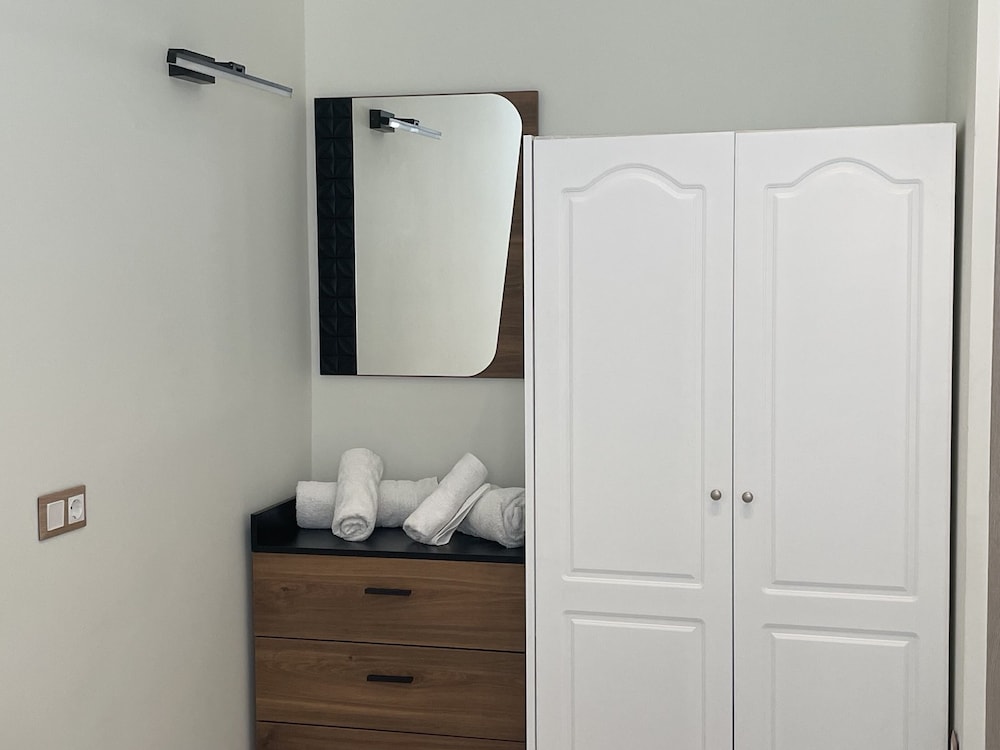 Suite, 2 Bedrooms, Ground Floor photo 3