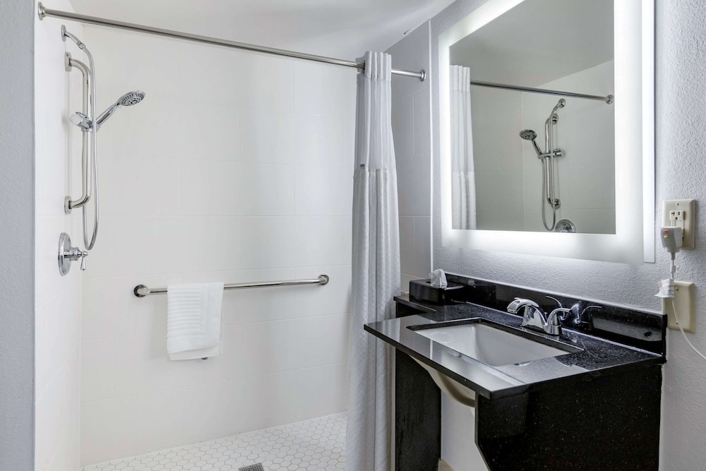Room, 2 Queen Beds, Accessible, Non Smoking - Photo 4