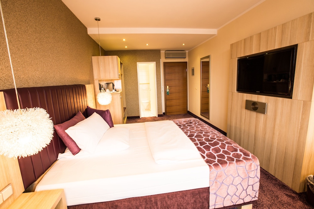 Panoramic Double Room thumbnail 6