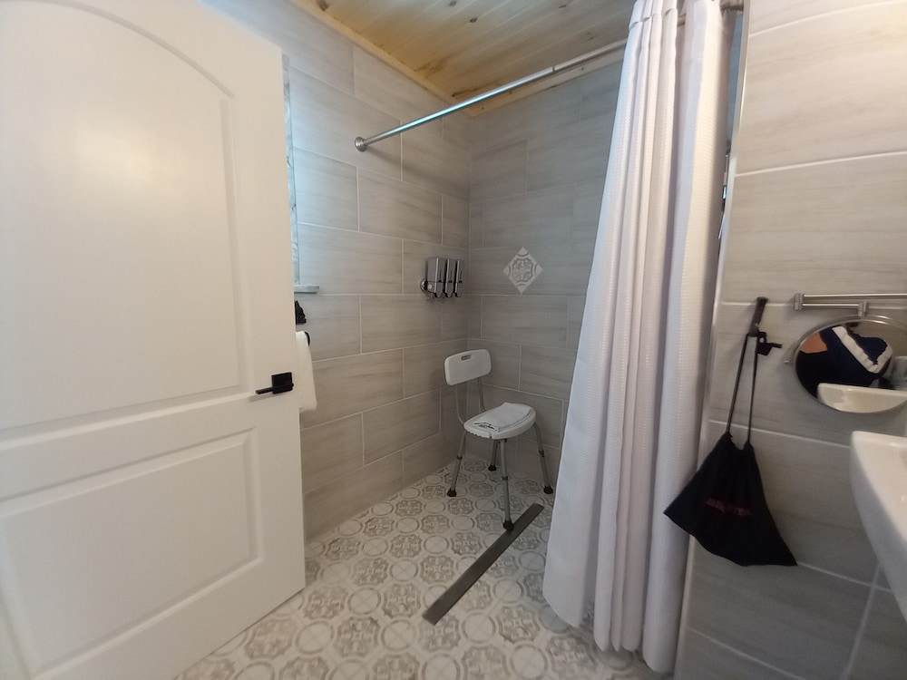 Deluxe Room, 1 King Bed, Accessible, Balcony photo 2