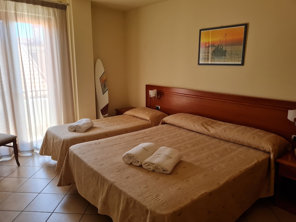 Economy Triple Room - Photo 4