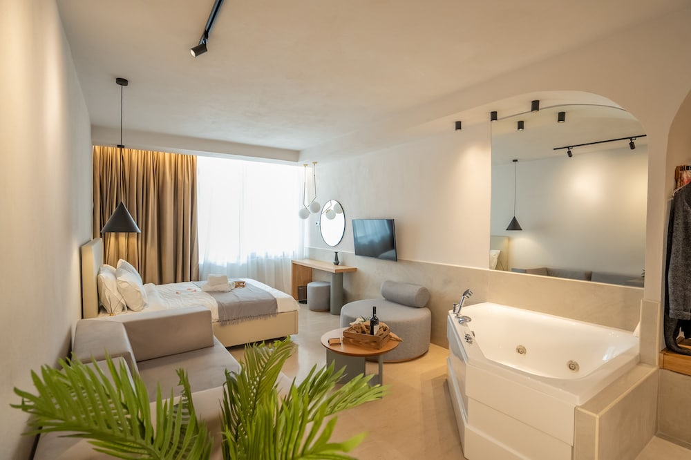 Exclusive Studio Suite, 1 Queen Bed, Hot Tub, Mezzanine photo 1