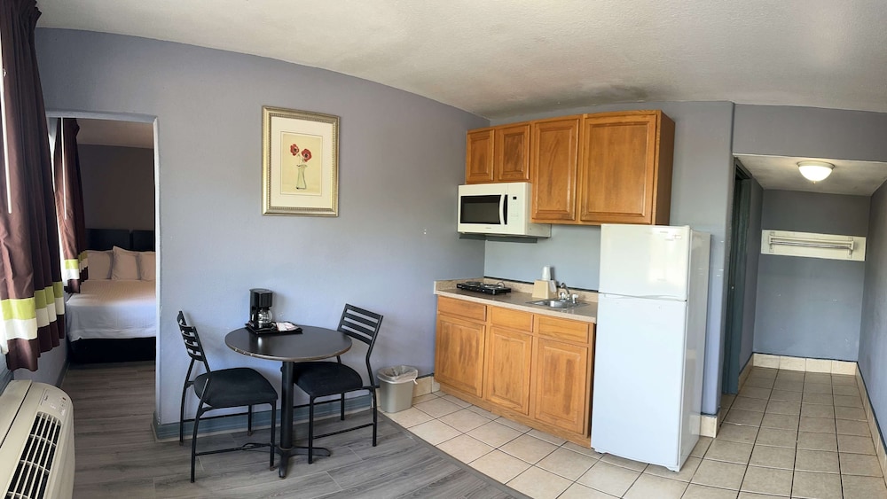 Suite, 1 Queen Bed, Non Smoking, Kitchen - Photo 10