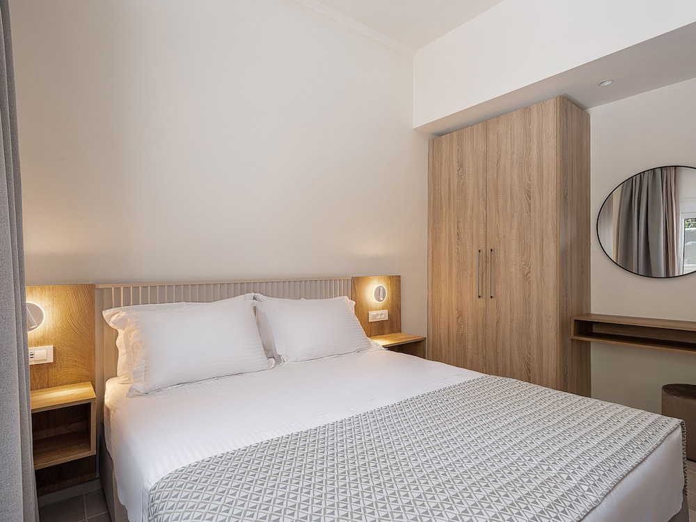 Family Suite with Balcony - Photo 13