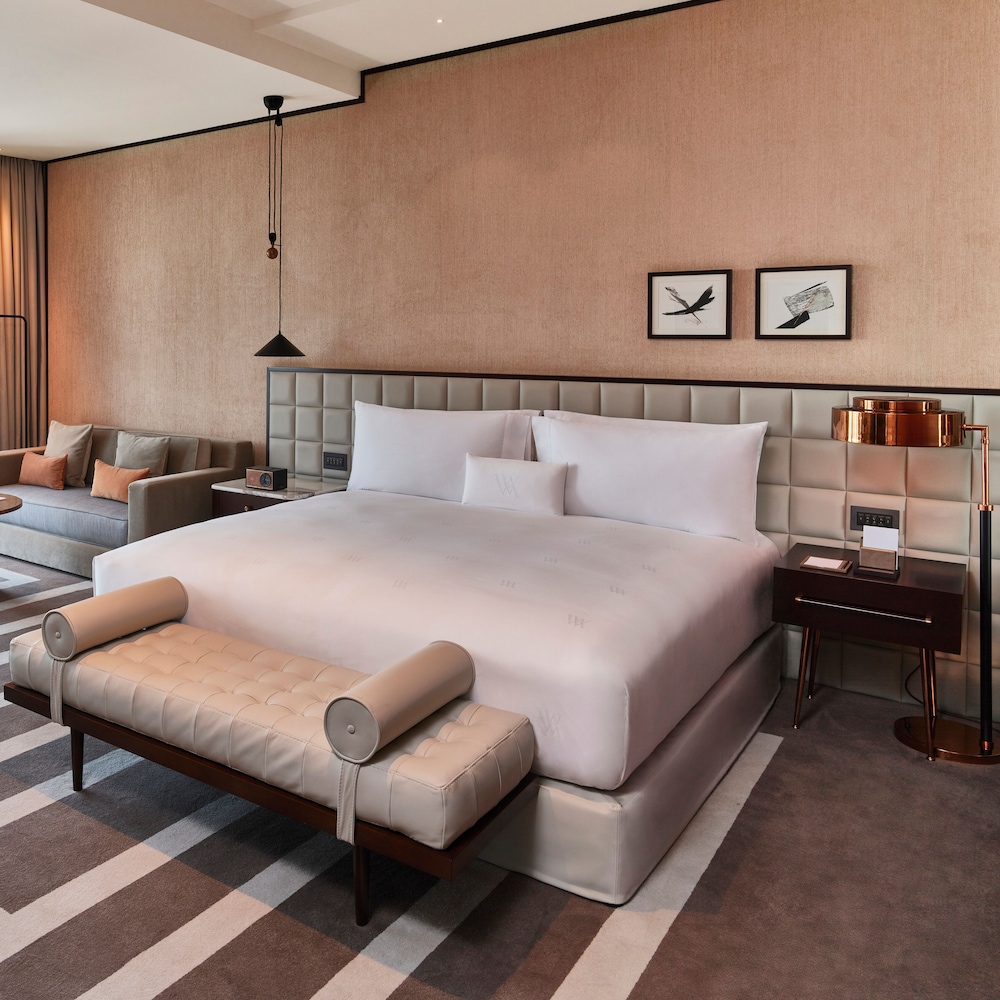 Grand Suite, 1 King Bed, Corner (Skyline View)