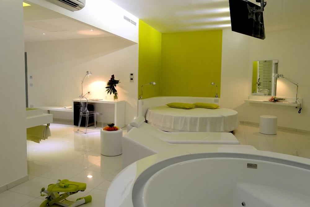 Deluxe Suite, Bathtub photo 1