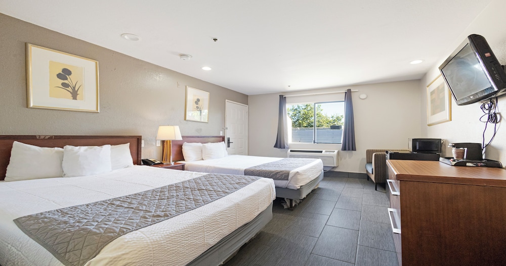 Room, 2 Queen Beds, Non Smoking - Photo 1