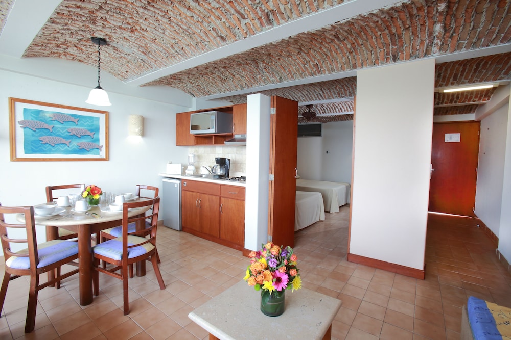 Suite  with Kitchenette - Photo 1