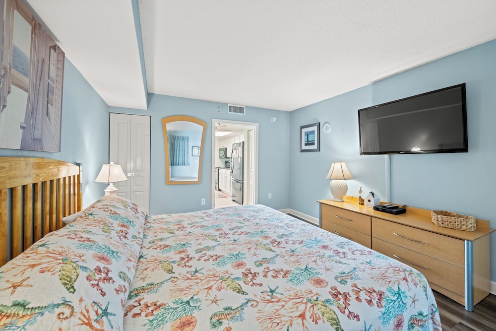 Deluxe Condo, 1 Bedroom, Ocean View, Oceanfront (1903) photo 2