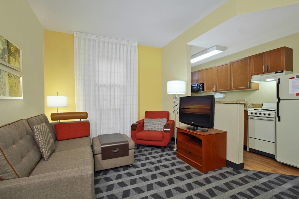 Suite, 2 Bedrooms (Mobility/Hearing Access, Roll-In Shwr) photo 2