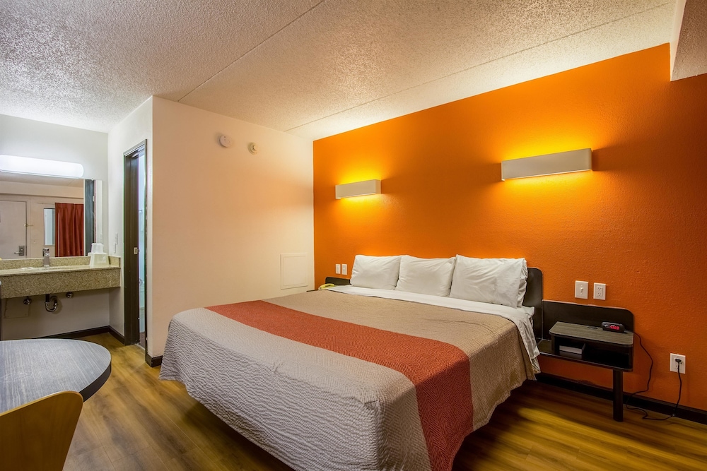 Standard Room, 1 King Bed, Non Smoking - Photo 4