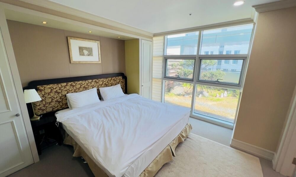 Executive Suite - Photo 9