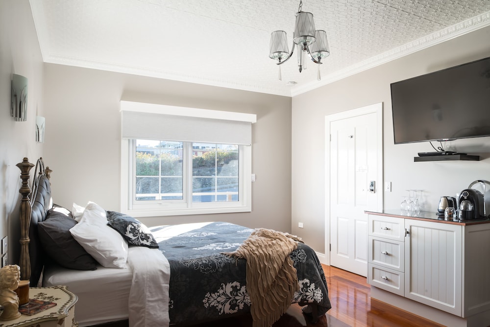 Deluxe Double Room, 1 King Bed, Non Smoking, City View photo 3