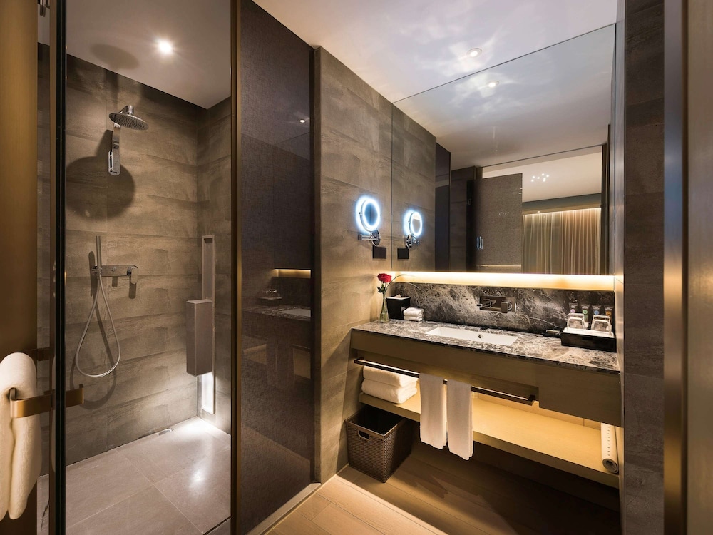Deluxe Suite, Multiple Beds thumbnail 5