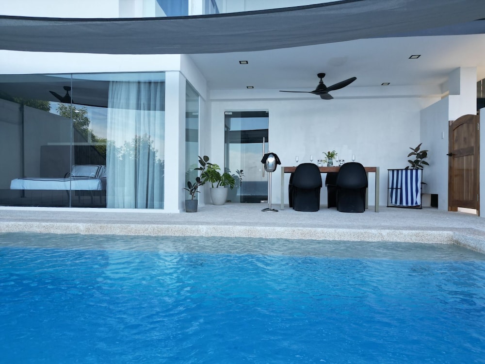 Executive Suite - Photo 9