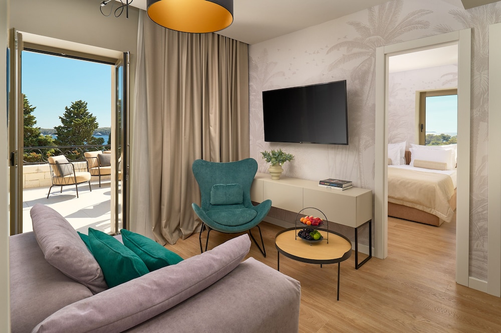 Executive Studio Suite, 2 Bedrooms, Balcony, Sea View photo 2