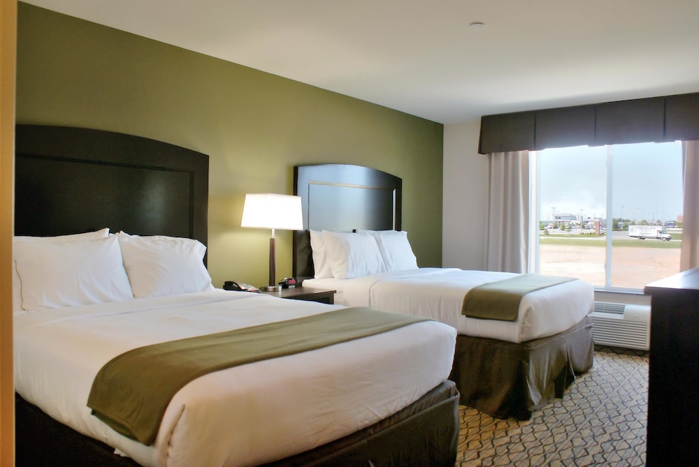 Suite, Multiple Beds (Additional Living Area) - Photo 9