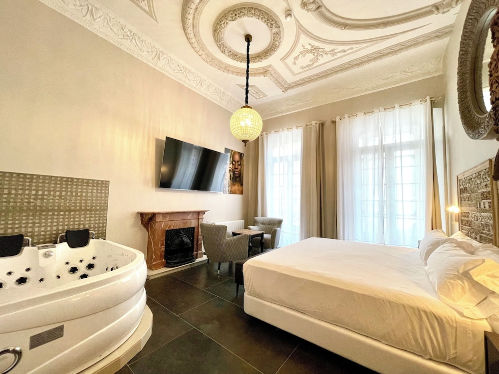 Deluxe Suite, 1 King Bed photo 2