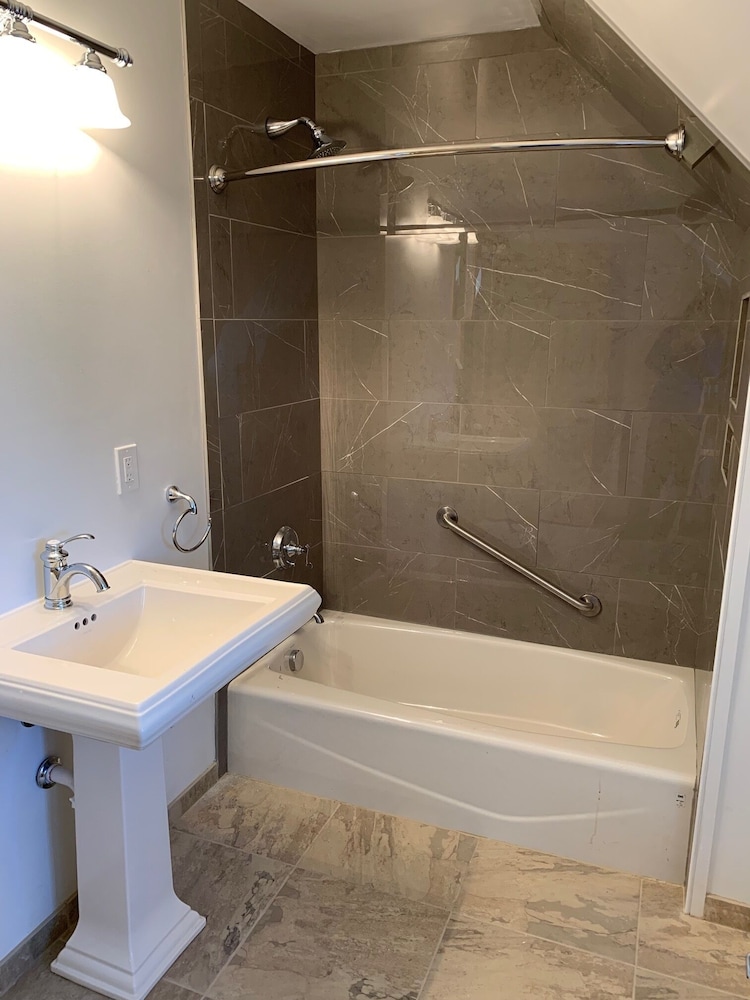 Loft, 1 Double Bed, Private Bathroom (Tan Room) photo 3